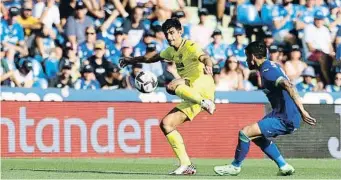  ?? AFP7 / EP ?? Gerard Moreno rematant una pilota al partit contra el Getafe al Coliseum