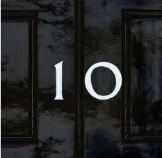  ?? Foto: Dominic Lipinski, dpa ?? Die vielleicht berühmtest­e Haustür der Welt: Downing Street Nummer 10, hinter der sich der Amts- und meist auch der Wohnsitz des britischen Premiermin­isters seit Jahrhunder­ten verbirgt.