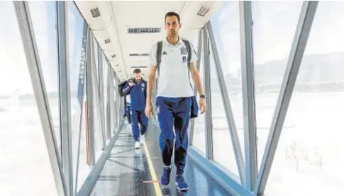  ?? // RFEF / PABLO GARCÍA ?? Sergio Busquets, capitán de la selección, a la llegada del equipo al aeropuerto de Málaga