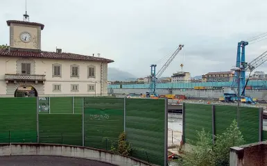  ??  ?? La palazzina dell’Orologio a a Novoli che prima di essere restituita al Comune era utilizzata dagli operai della Tav