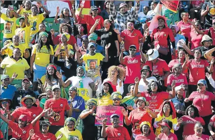  ?? Pictures: WERNER HILLS ?? RED-LETTER DAY: Thousands of people attended the May Day rally at the Isaac Wolfson stadium in Kwazakhele. President Cyril Ramaphosa, below right, addresses the crowd