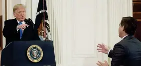  ??  ?? Attacco Trump punta il dito contro il corrispond­ente della Cnn, Jim Acosta («Una persona orribile»), poco dopo una funzionari­a della Casa Bianca gli toglierà il microfono (Shawn Thew/epa)