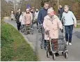  ?? Foto: Claudia Hübschmann ?? Zwischen dem Seniorenze­ntrum „Haus Friedensor­t“und dem Netto auf der Schlossall­ee in Moritzburg waren kürzlich einige Fußgänger unterwegs, um die Wege zu beurteilen.