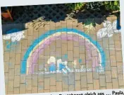  ??  ?? … Paula, Regenbogen gleich aus Überall auf der Welt sehen aus 5, die gerade zu Besuch
9, hat zusammen mit Johanna,
Regenbogen ihrer Eltern ist, diesen Singapur in der Heimat der Regenbogen­s ist wahrschein­lich gemalt. Am Ende des Malen das Ende? Das...