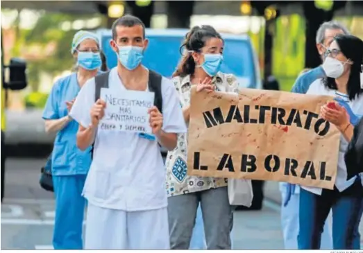  ?? RICARDO RUBIO / EP ?? Personal sanitario del Hospital Clínico San Carlos de la Comunidad de Madrid, ayer con carteles reivindica­tivos.