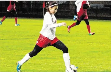  ?? Jimmy Loyd / For the Chronicle ?? Lamar’s Dezarreh Mendoza and the Texans face off against Chavez Friday.