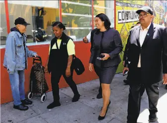  ?? Yalonda M. James / The Chronicle ?? Mayor London Breed walks with Director of Public Works Mohammed Nuru (right) and Jonea Drummer, a community ambassador, on an unannounce­d tour of the Tenderloin.