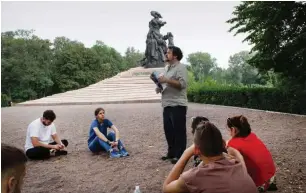  ?? Foto: Frank Brendle ?? Mikhail Tyaglyy spricht in Babyn Jar am Denkmal aus den 1970er Jahren.