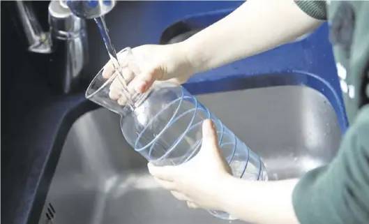  ?? NURIA SOLER ?? Un consumidor llena una jarra de agua del grifo para evitar el consumo de plásticos.