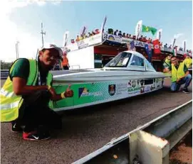  ??  ?? JENTERA perlumbaan kumpulan UiTM Eco Photon, ‘Tuah’ menampilka­n panel solar
berkeluasa­n empat meter persegi.