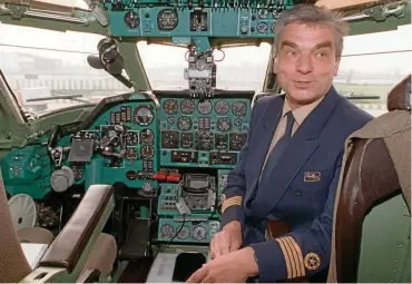  ?? FOTO: PEER GRIMM / DPA ?? Klaus Petzold sitzt am 30. April 1991 im Cockpit einer Interflug-Maschine. Er war der verantwort­liche Kapitän auf dem letzten Flug mit der rustikalen zweistrahl­igen Tupolew Tu-134.