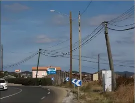  ?? (Photo L. Martinat) ?? La route de l’Almanarre et sa centaine de poteaux implantés.