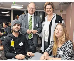  ??  ?? Ebrahim und Martina im Café: Wesely und Glatz-Kremsner zu Besuch