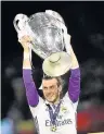  ??  ?? Real Madrid’s Gareth Bale lifts the Champions League trophy