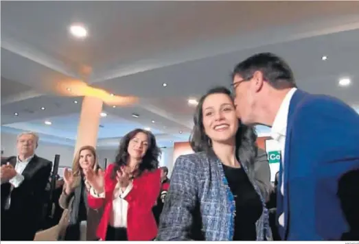  ?? ARCHIVO ?? Juan Marín besa a Inés Arrimadas en presencia de Rocío Ruiz, Rocío Blanco y Rogelio Velasco.