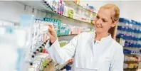  ?? Foto: benjaminno­lte, fotolia.com ?? Die Mitarbeite­r in der Apotheke Ihres Vertrauens helfen Ihnen weiter. Darauf können Sie sich verlassen.