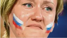  ?? Foto: dpa ?? Scheiden tut weh: eine russische Fußball Kroatien. Anhängerin am Abend der Niederlage gegen