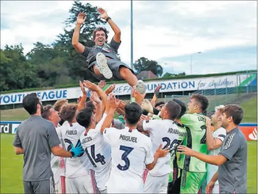  ??  ?? Los integrante­s del Juvenil que ganó la Youth League mantean a Raúl tras vencer al Benfica (2-3) en la final de Nyon.