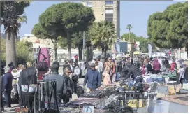  ?? (Photo Frank Muller) ?? Le marché du vendredi matin, aux Sablettes, s’étend désormais d’une partie de l’avenue De-Gaulle jusqu’à l’esplanade Boeuf.