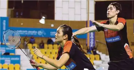  ??  ?? Lai Pei Jing (left) and Tan Kian Meng have performed poorly of late and are at risk of missing out on the World Super Series Finals in Dubai next month. PIC BY OSMAN ADNAN