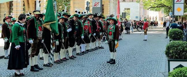  ??  ?? PressingUn­a marcia degli Schützen a Bolzano. Da sempre i cappelli piumati si battono per ottenere un referendum sull’autodeter minazione dell’Alto Adige. E spesso l’Svp è costretta ad inseguirli