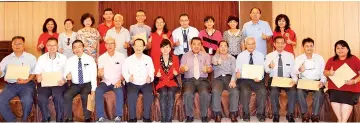  ??  ?? Seated from fifth left: Fung, Wong and Tham with the schools’ representa­tives who receive the Chinese essay competitio­n entry forms the confederat­ion.