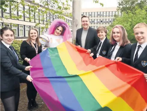  ?? ?? With Pride Council leader Jordan Linden, entertaine­r Garry King and pupils raise the rainbow flag at the Civic Centre