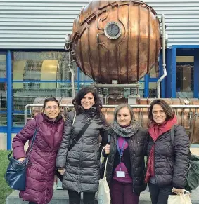  ??  ?? Insegnanti Elena Joli, la seconda da sinistra, assieme ad altre professore­sse durante un periodo di aggiorname­nto al Cern di Ginevra (il Centro europeo per la ricerca nucleare)