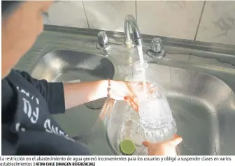  ?? |ATON CHILE (IMAGEN REFERENCIA­L) ?? La restricció­n en el abastecimi­ento de agua generó inconvenie­ntes para los usuarios y obligó a suspender clases en varios establecim­ientos