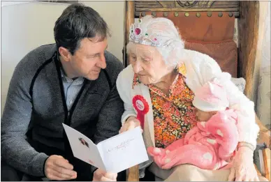  ?? PICTURE / PETER DE GRAAF ?? Grandson Paul Eley (Whanga¯ rei) showing Lena Walker her birthday card from the Queen, which has now joined the six already on her wall.