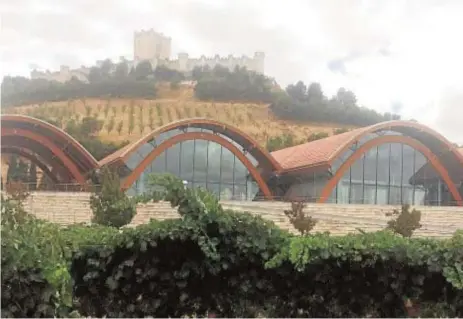  ?? ABC ?? El castillo de Peñafiel alberga el Museo del Vino. A los pies de la ladera se ubica la bodega Protos