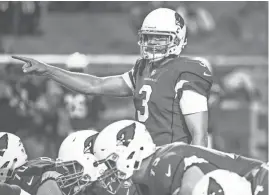  ?? TOM TINGLE/AZCENTRAL SPORTS ?? Arizona Cardinals quarterbac­k Carson Palmer barks commands during preseason game with the Oakland Raiders at University of Phoenix Stadium, Saturday, August 12, 2017.