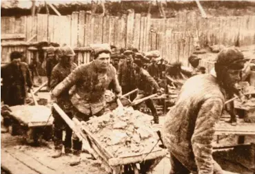  ?? Foto: akg/Universal Images Group/Sovfoto ?? Zwangsarbe­iter aus dem Gulag bauen 1932 den Weißmeer-Ostsee-Kanal.