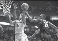  ?? NWA Democrat-Gazette/J.T. WAMPLER ?? Daryl Macon (4) drives past Vanderbilt’s Clevon Brown for an Arkansas basket in the first half. Macon finished with 15 points.