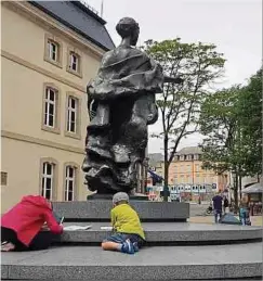  ??  ?? Während der Tour müssen die Kinder zahlreiche Fragen beantworte­n. Am Ende erhalten sie mit dem Lösungscod­e Zugang zum Tresor.