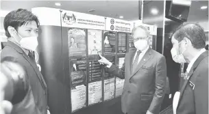  ?? — Gambar Bernama ?? LAWATAN: Mustapa melihat ruang pameran pada Majlis Pelancaran Statistics Data Warehouse (StatsDW) di Putrajaya, semalam.