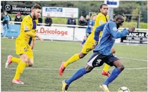  ??  ?? Simon et Mbongué (en jaune) ont souffert face à Lannion (photo : Le Trégor).