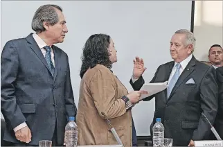  ?? ÁLEX LIMA / EXPRESO ?? Acto. Roberto Passailaig­ue es posesionad­o como presidente de la Comisión Intervento­ra, ante Vélez y Bonilla.