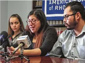  ?? Michelle R. Smith / Associated Press ?? En esta foto del 14 de febrero de 2018, Lilian Calderón (centro) habla en una conferenci­a de prensa junto a su esposo Luis Gordillo, en Providence, Rhode Island. Calderón, de 30 años y madre de dos hijos, fue detenida por el ICE en enero luego de que ella y su esposo fueron a una entrevista con el USCIS.