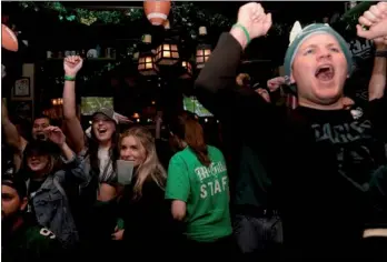  ?? JESSICA KOURKOUNIS / REUTERS ?? Philadelph­ia Eagles’ football fans react as they watch Super Bowl LII between the New England Patriots and the Philadelph­ia Eagles on Sunday at the city’s oldest tavern, McGillin’s Olde Ale House.