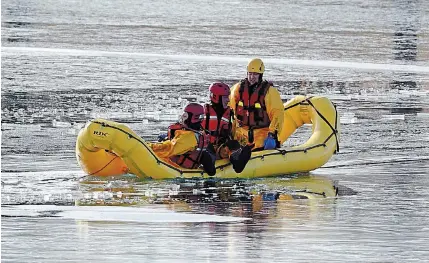  ?? DAVE JOHNSON TORSTAR ?? Welland Fire and Emergency Services firefighte­rs travel back to the west bank of Welland Recreation­al Canal Saturday afternoon on an inflatable rapid deployment craft. The three rescued a scuba diver who later died.