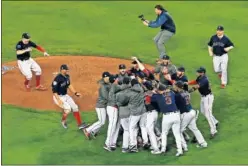  ??  ?? CAMPEONES. Los Red Sox celebran su triunfo en las Series Mundiales.