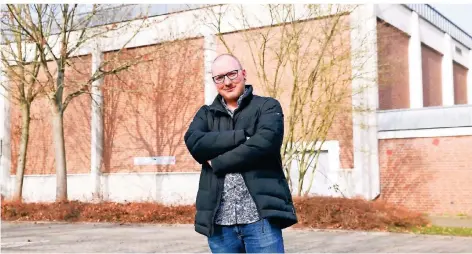  ?? FOTO: D. STANIEK ?? Pascal Wenzel vom Amt für Gebäudewir­tschaft vor der Zweifachtu­rnhalle, die die Stadt 2021 mit Fördermitt­eln auf Vordermann bringen möchte.