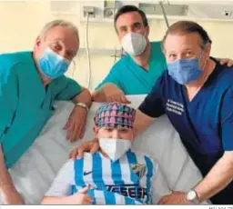  ?? MÁLAGA CF ?? Guillermo Gutiérrez, junto a sus doctores tras la operación.