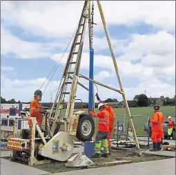  ??  ?? Engineers prepare to carry out a pump test