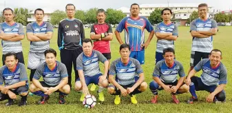  ??  ?? PASUKAN Wirajaya merakamkan gambar bersama Pegawai Perhubunga­n Pejabat Parlimen Papar Sidek Kolo (berdiri, tiga kiri).