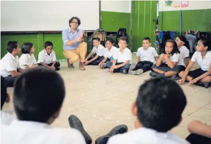  ?? JEFFREY ZAMORA ?? En su primer día como ministro de Educación Pública, Édgar Mora visitó la Escuela Juanito Mora Porras, en Barranca de Puntarenas. En la foto, con alumnos (arriba) y con docentes (abajo) del centro.