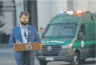  ?? AGENCIA UNO ?? El Presidente Boric, durante la entrega de autos y furgones para Gendamería. /