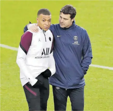  ?? // V. ENRICH ?? Mbappé, junto a Pochettino en el Camp Nou, será el gran argumento ofensivo del PSG