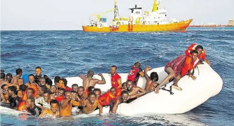  ?? Migranti z tohoto člunu ve Středozemn­ím moři skončili v Itálii. Česko z ní v rámci povinných kvót dosud nepřijalo ani jednoho běžence. FOTO PROFIMEDIA ?? Nechtění.